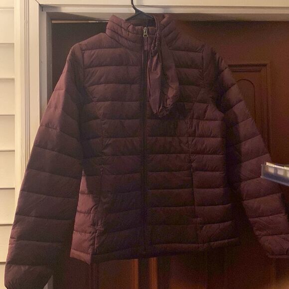 Amazon Essentials Women's Lightweight Long-Sleeve Water-Resistant Puffer Jacket - Picture 8 of 11